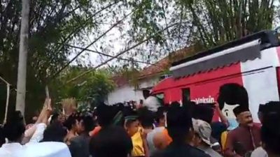 Polisi Dihadang Massa Saat Sosialisasi Cegah Terorisme di Pamekasan