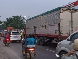 Mogok di Tengah Jalan, Truk Besar Timbulkan Kemacetan, Unit Lantas Polsek Bekasi Timur Gerak Cepat