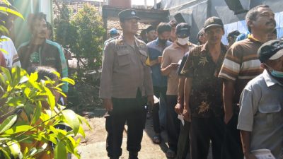 Tak Kenal Lelah, di Hari Libur, Bhabinkamtibmas Laksanakan Tugasnya Lakukan Pengamanan