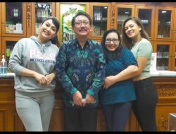 Yeyen Lidya dan Ratna Listy Lakukan Operasi Kantong Mata di Klinik Bedah Plastik Queen