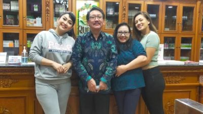 Yeyen Lidya dan Ratna Listy Lakukan Operasi Kantong Mata di Klinik Bedah Plastik Queen