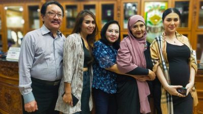 Artis Jelita Callebaut Bersama Mama Doris dan Lina Geboy Lakukan Operasi dan Perawatan  di Klinik Bedah Plastik Queen