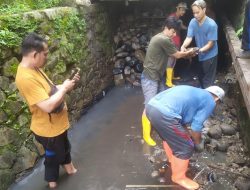 Warga Mutiara Gading Timur Kembali Tutup Saluran Air, Antisipasi Banjir