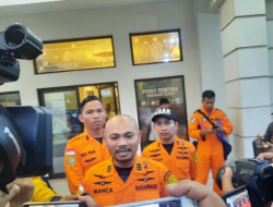 Tim Evakuasi Buat Tenda Darurat untuk Kapolda Jambi dan Korban Lainnya