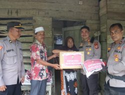 Warga Mandi Gunakan Air Parit, Kapolres Perintahkan Anggotanya Pasang Listrik di Rumah Janda Miskin