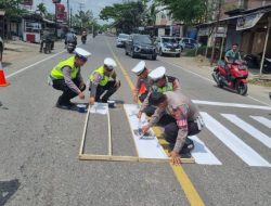 Fasilitasi Pejalan Kaki, Satlantas Polres Aceh Utara Membuat Zebra Cross