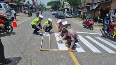 Fasilitasi Pejalan Kaki, Satlantas Polres Aceh Utara Membuat Zebra Cross