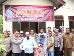 Kapolres Aceh Utara Serahkan Rumah Layak Huni Kepada Pemuda Penderita Lumpuh Layu
