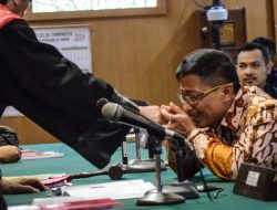 Eks Bupati Cirebon Sunjaya Didakwa Dapat Gratifikasi-Suap Rp64 Miliar