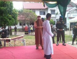 Jaksa Eksekusi Cambuk Tiga Terpidana Pelanggaran Syariat Islam di Aceh