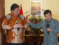 Airlangga Sampaikan Update Koalisi at  Ini bukan hanya bicara presiden, ya, bicara juga tentang legislatif nanti pemilu ini. Jakarta (ANTARA) – Ketua Umum Partai Golkar Airlangga Hartarto menyampaikan perkembangan soal koalisi Partai Golkar saat silaturahmi ke kediaman politikus senior Partai Golkar Jusuf Kalla, Jalan Brawijaya Raya, Jakarta Selatan, Kamis malam.  “Tentu saya sampaikan update koalisi yang sedang dibangun oleh Golkar, tentu Pak JK sebagai senior dan juga Ketua Umum Partai Golkar wajib bagi saya untuk menyampaikan update dari apa yang dkerjakan Golkar,” kata Airlangga di kediaman Jusuf Kalla, Kamis.  Pada kesempatan itu Jusuf Kalla juga mengatakan bahwa membangun koalisi adalah hal yang tidak mudah dan membutuhkan kerja keras.  “Tentu ini ada suatu pikiran. Akan tetapi, dalam praktik politiknya, tentu tidak mudah untuk menyatukan semua. Ide ini bagus, tetapi pelaksanaan secara riilnya tentu membutuhkan suatu upaya yang keras,” ujar JK.  JK juga mengatakan bahwa pertemuan tersebut membahas soal bagaimana Golkar menyambut pemilu, tidak hanya Pilpres 2024, tetapi juga pemilu anggota legislatif.  “Selalu kami bicarakan bagaimana Partai Golkar itu nanti dalam pemilu tetap mempunyai suara yang cukup atau naik nanti. ‘Kan ini bukan hanya bicara presiden, ya, bicara juga tentang legislatif nanti pemilu ini,” ujarnya.  Ketua Umum Partai Golkar Airlangga Hartarto menyambangi kediaman politikus senior Partai Golkar Jusuf Kalla, Jalan Brawijaya Raya, Jakarta Selatan, Kamis (4/5) malam.  Airlangga tiba di kediaman JK sekitar pukul 20.45 WIB dengan ditemani istrinya, Yanti Airlangga. Kedatangan Airlangga bersama istrinya disambut oleh Jusuf Kalla dengan didampingi oleh istrinya Mufidah Jusuf Kalla.  Pertemuan kedua tokoh Partai Golkar tersebut selesai pada pukul 22.02 WIB. (q2Golkar Saat Silaturahmi dengan JK