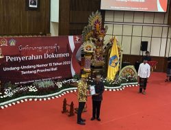 Gubernur Koster Terima Dokumen UU Provinsi Bali dari DPR RI