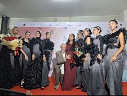 Migi Rihasalay Luncurkan Rancangan Busana Tema Black Rose di Gelaran TMFW 2023