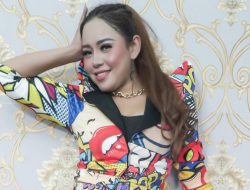 Meyrihana Debut Rilis Dua Single, Gandeng King Saipul Jamil Jadi Model di Music Video