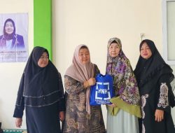 Jelang HUT Partai Demokrat Ke-22 Tahun Bunda Neneng Baksos di Kampung Uka