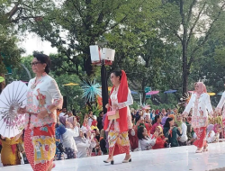 Menlu Retno Senang Bisa jadi Model Pada Acara Istana Berkebaya