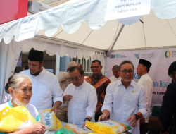 Mendag Serahkan Bantuan Beras Untuk Masyarakat di Pasar Legi Solo