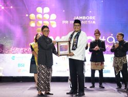 Arie Rinaldi Raih Predikat Pemimpin Terpopuler 2023 dalam Jampiro 2023 di Yogyakarta