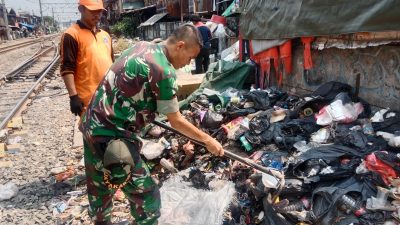 Babinsa Koramil 04/Gambir Bersama PPSU Melaksanakan Kerja Bakti