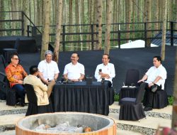 Jokowi Berbincang Dengan Menteri Awali Pagi Ketiga di IKN
