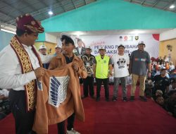 Anies Dihadiahi Seragam Survey Corps Anime Attack On Titan di Lampung