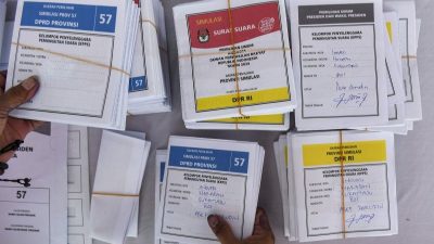 Warga yang Ikut Melipat Surat Suara Dapat Honor Rp450 Per Lembar