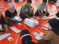 KPU Jakut Paparkan Hasil Sortir-Lipat Surat Suara Pemilu 2024