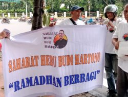 Sahabat Heru Budi Hartono Bagi Takjil di Depan Istana