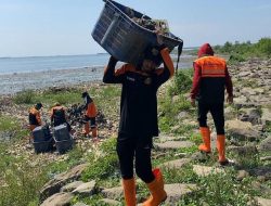 Sudin LH Kepulauan Seribu Kerja Keras Atasi Lautan Sampah di Pesisir Jakarta