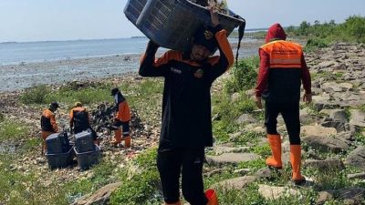Sudin LH Kepulauan Seribu Kerja Keras Atasi Lautan Sampah di Pesisir Jakarta