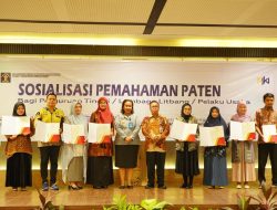 Kemenkumham Serahkan Sertifikat Kekayaan Intelektual Pada Dosen Unand