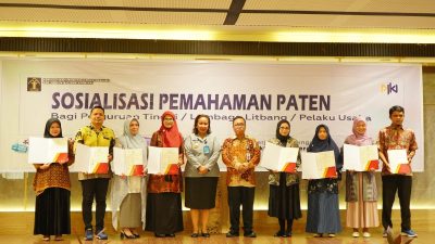 Kemenkumham Serahkan Sertifikat Kekayaan Intelektual Pada Dosen Unand