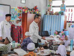 Pj Gubernur Heru Tinjau Distribusi Makan Bergizi Gratis di SDN 05 dan 07 Wijaya Kusuma Jakbar