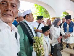 Didampingi Ketum Relawan Sahabat Bang Ridwan Kamil, RK Ziarah ke Makam Pangeran Jayakarta