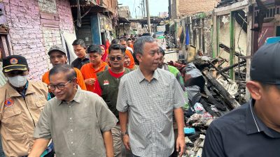 Ditemani Prasetio Edi Marsudi, Mas Pram Kunjungi Warga Korban Kebakaran di Kemayoran