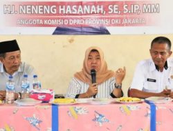 Tumpangi Perahu Tradisional, Bunda Neneng Blusukan Temui Warga Kepulauan Seribu 