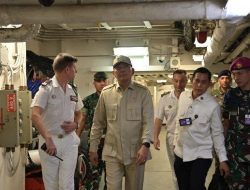 Menhan Sjafrie Kunjungi Kapal Induk Prancis Berlabuh di Lombok