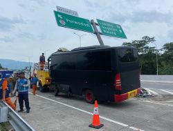 Bus Milik Brimob Kecelakaan Tunggal di Tol Purwodadi Pasuruan