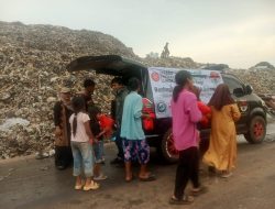 Sejumlah Aktivis Bagikan Sembako dan Resmikan TPS3R Prabu Recycle