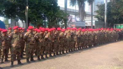 Pemerintah Ancam Cabut SK Ormas Pakai Atribut Mirip Aparat