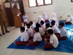 Ironis, Murid SD Negeri Seuneubok Kandang Aceh Timur Belajar Gunakan Alas Terpal Plastik