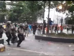 Aksi Gerakan Amarah Sukabumi di DPRD Ricuh, Massa Bentrok dengan Aparat