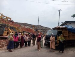 Ibu-ibu Demo di TPA Burangkeng, Protes Kompensasi 10 Bulan Belum Cair
