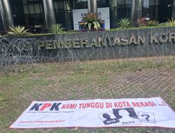 Dukung Penegakan Hukum, E-Maskot Bentangkan Spanduk “KPK Kami Tunggu di Kota Bekasi”