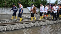 Menhub Dudy Tinjau Langsung Jalur Kereta Api Terdampak Banjir, 85% Perjalanan Kereta Telah Pulih dan Normal