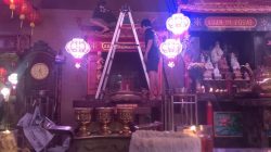 Jelang Imlek, Puluhan Patung Dewa, Dewi Dan Altar Klenteng Hok Lay Kiong Dimandikan