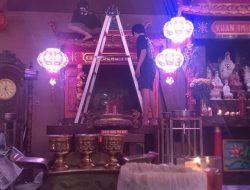 Jelang Imlek, Puluhan Patung Dewa, Dewi Dan Altar Klenteng Hok Lay Kiong Dimandikan