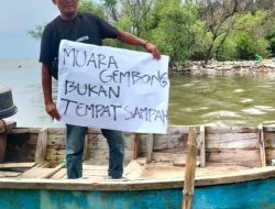 Nelayan Muaragembong Protes Pencemaran Sampah dan Limbah