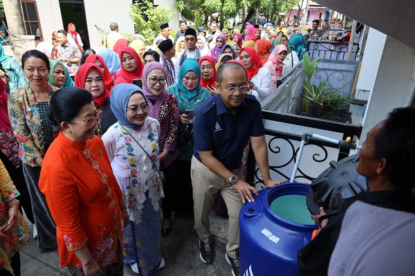 Sambut Hari Kartini, PAM JAYA dan TP PKK Bagi Toren Air Gratis ke Ibu Pejuang Keluarga