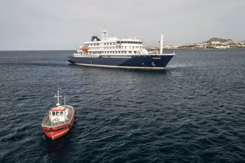 Kapal pesiar mewah MV Hondius yang kini menuju pulau Tenerife di Spanyol setelah terjadi wabah hantavirus mematikan di antara para penumpangnya.